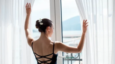 Ballerina bun: Πώς να πετύχεις το hot χτένισμα του καλοκαιριού με λίγες κινήσεις!