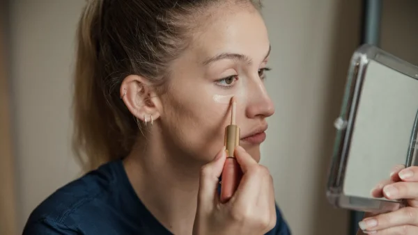Concealer: Πώς θα το εφαρμόσεις τέλεια για να δείχνεις φρέσκια και δροσερή όλη την ημέρα!