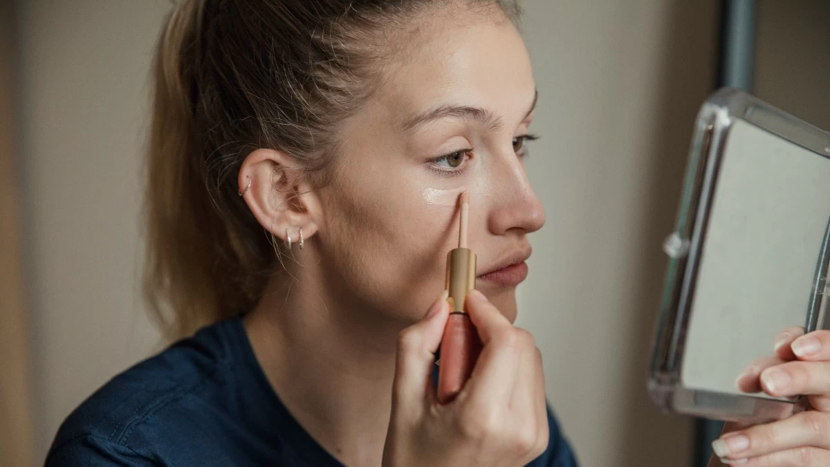 Concealer: Πώς θα το εφαρμόσεις τέλεια για να δείχνεις φρέσκια και δροσερή όλη την ημέρα!