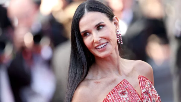 Τα μακριά, ίσια μαλλιά της 61χρονης Demi Moore έκλεψαν τις εντυπώσεις στο Φεστιβάλ των Καννών!