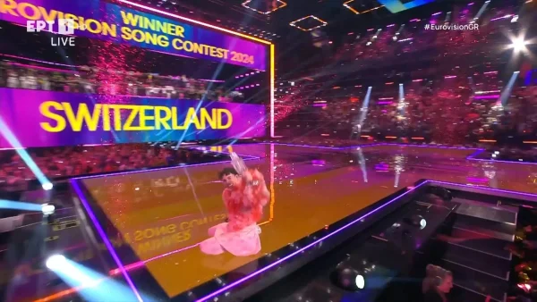 Eurovision 2024: Viral η στιγμή που το Nemo από την Ελβετία, έσπασε το βραβείο πάνω στην σκηνή