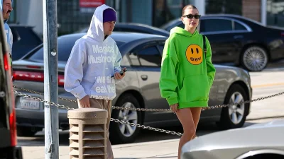 Εγκυμοσύνη με στυλ: Η Hailey Bieber μάς δείχνει 4 απρόσμενα looks που προτιμά