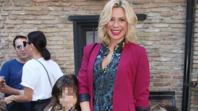 Κατερίνα Καραβάτου: Διακοπές σε επίγειο παράδεισο με τα παιδιά της - Εντελώς άβαφη, με αθλητικά ρούχα στη φύση