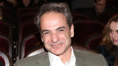 Κυριάκος Μητσοτάκης: Γαλανόλευκα με το σήμα της Ν.Δ & τη φωτογραφία του - Πανζουρλισμός στο Tik Tok με τα νέα παπούτσια του Πρωθυπουργού
