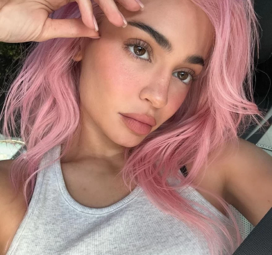H Kylie Jenner με κόκκινα μαλλιά