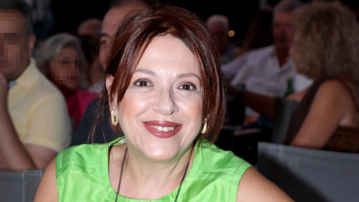 Ακομπλεξάριστη η Ελένη Ράντου: Με μπικίνι σε παραλία των Αντίπαξων - Το πραγματικό της σώμα στα 58
