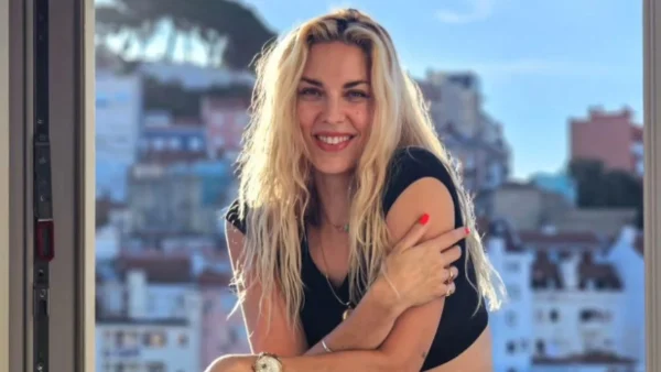 Η Μαντώ Γαστεράτου στο μπαλκόνι