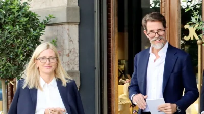 Μαρί Σαντάλ: Με τζιν, μυτερές γόβες και τσάντα γνωστού οίκου μόδας - Η εντυπωσιακή εμφάνιση στο κέντρο της Αθήνας δίπλα στον Παύλο