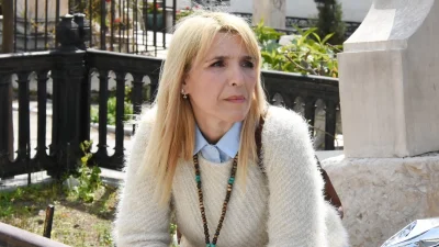 Ρένα Κουβελιώτη: «Με κολάρο ή μη...» - Το πρώτο μήνυμα μετά την άγρια επίθεση