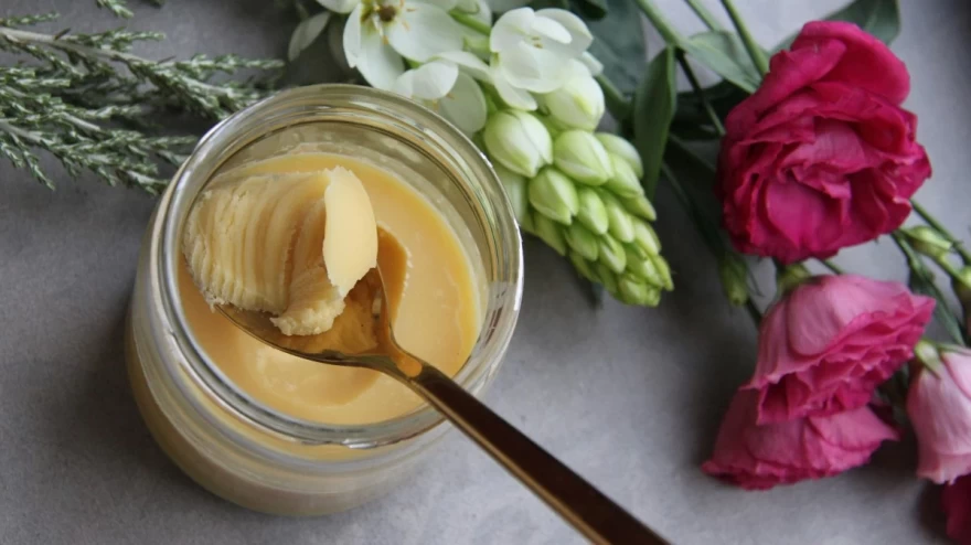Shea butter σε ένα μπολ