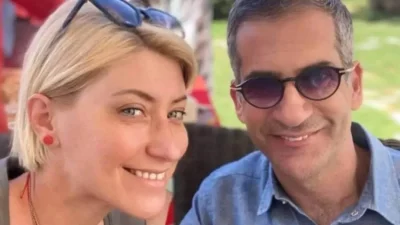 Κώστας Μπακογιάννης - Σία Κοσιώνη: Αυτό είναι το πέτρινο εξοχικό τους στο Καρπενήσι! Η φωτογραφία με τα 4 παιδιά στην αυλή και θέα το βουνό