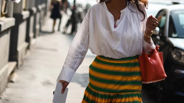 Αυτές είναι οι 4 φούστες που φοράνε τώρα οι fashionistas αντί για τις μίνι