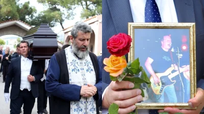 Αντώνης Τουρκογιώργης: Θλίψη στην κηδεία του τραγουδιστή - Πλήθος καλλιτεχνών στο τελευταίο αντίο