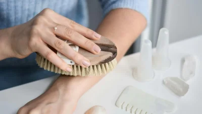 Dry brushing: Η τεχνική στην οποία ορκίζεται η Gwyneth Paltrow για τέλεια επιδερμίδα