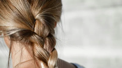 Liquid hair: Το trend του καλοκαιριού είναι τα λεία και λαμπερά μαλλιά