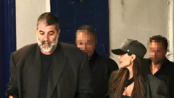 Βασίλης Μπισμπίκης: Σπάνια τον βλέπουμε έτσι -  Με φαρδύ και ογκώδες σακάκι σε βραδινή έξοδο στη Μύκονο με τη Δέσποινα Βανδή