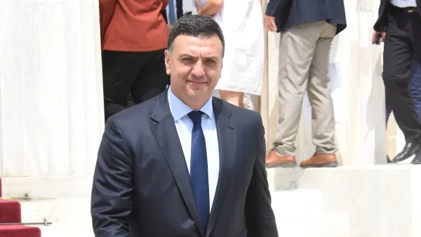 Βασίλης Κικίλιας: Από τη μία η Μπαλατσινού και από την άλλη ο γιος τους - Σήκωνε ταυτόχρονα στην αγκαλιά του τον έρωτα της ζωής του και το παιδί τους