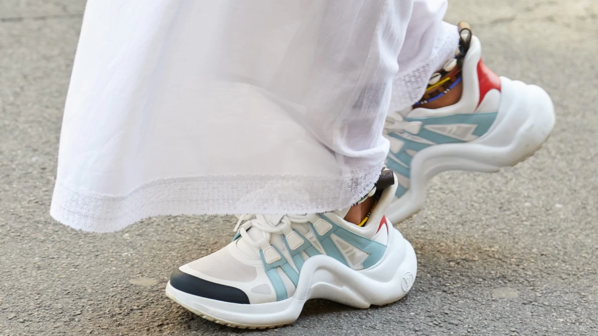 8 κόλπα που χρησιμοποιούν οι fashionistas για να καθαρίσουν τα λευκά τους sneakers