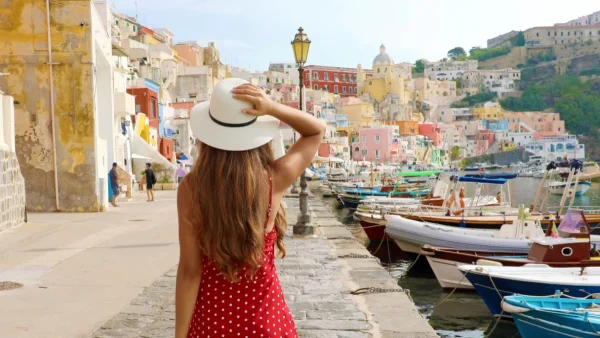 Capri Sandals: Τα σανδάλια-σύμβολο του ιταλικού καλοκαιριού κατακτούν τώρα και το street style του κόσμου
