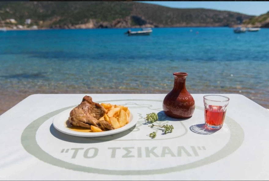 Φαγητό στο εστιατόριο το Τσικάλι Σίφνος