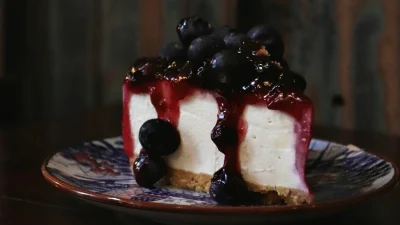Cheesecake βύσσινο: Το κόλπο στην τεχνική κοπής για να μην διαλυθεί το κομμάτι - 7 μυστικά για να μοιάζει με αυτά των ζαχαροπλαστείων
