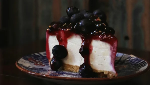 Cheesecake βύσσινο: Το κόλπο στην τεχνική κοπής για να μην διαλυθεί το κομμάτι - 7 μυστικά για να μοιάζει με αυτά των ζαχαροπλαστείων