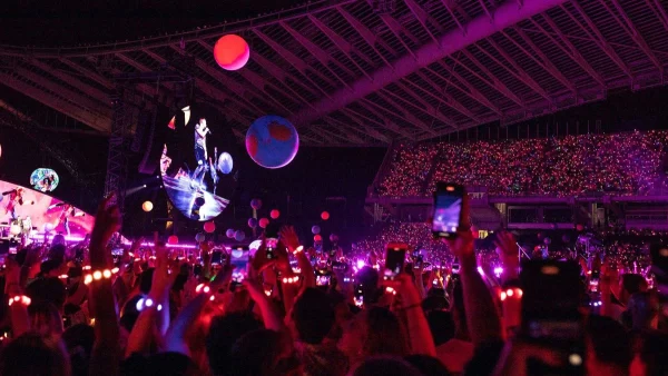 Coldplay: Λογικά ήταν από... χρυσό  - Πόσο κόστισε ένα εισιτήριο για την συναυλία τους στην Ελλάδα