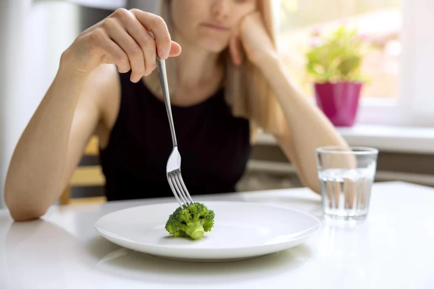 girl eat vegetables