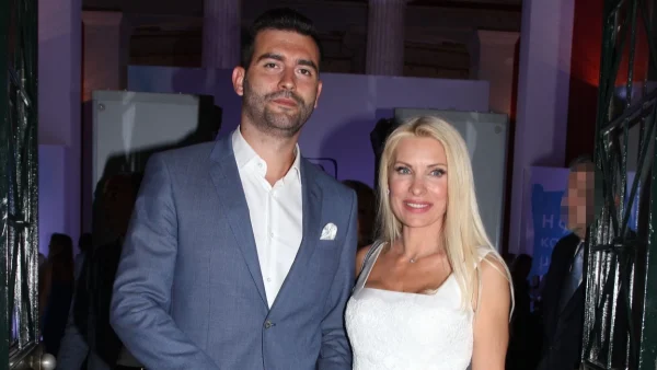 Ελένη Μενεγάκη: Χαρές στην οικογένειά της - Με κοστούμι σε εκκλησάκι της Άνδρου ο αδερφός της, Θοδωρής Μισόκαλος