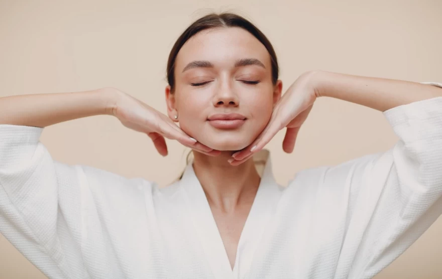 γυναίκα κάνει face yoga