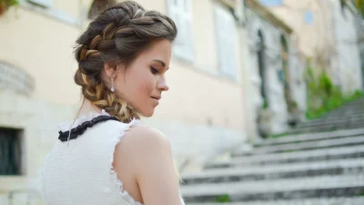 Πλεξίδα ψαροκόκκαλο: Έτσι θα κάνεις το απόλυτο χτένισμα του καλοκαιριού σε 5 απλά βήματα!