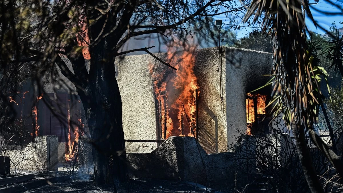 Φωτιά τώρα στην Κερατέα – Παραδόθηκαν στις φλόγες οικισμοί: Καίγονται σπίτια και αυτοκίνητα