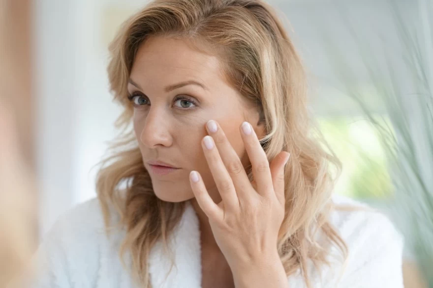 γυναίκα εφαρμόζει makeup στο πρόσωπο