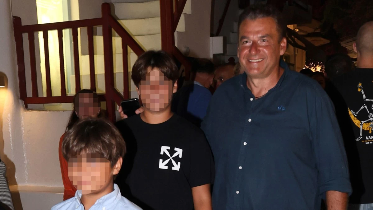 Γιορτή του Πατέρα - Γιώργος Λιάγκας: Η σπάνια φωτογραφία με τον μπαμπά του και με τους γιους του