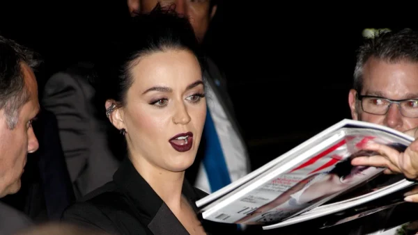 Katy Perry: Ήθελε να δείξει την τομή της από την καισαρική - Τι φόρεσε στο σόου του Balenciaga στο Παρίσι