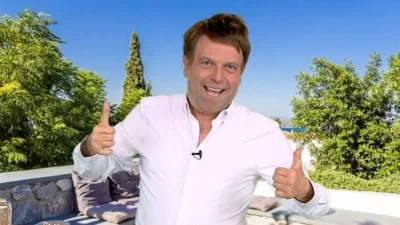 Λάκης Λαζόπουλος: «Tyler που είναι το σκυλί;» - Επική μίμηση ως Στέφανος Κασσελάκης με ξανθιά περούκα και άλλη προφορά