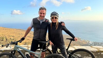 Στιγμές ευτυχίας για την οικογένεια Μητσοτάκη - Το φιλί και τα τρυφερά λόγια