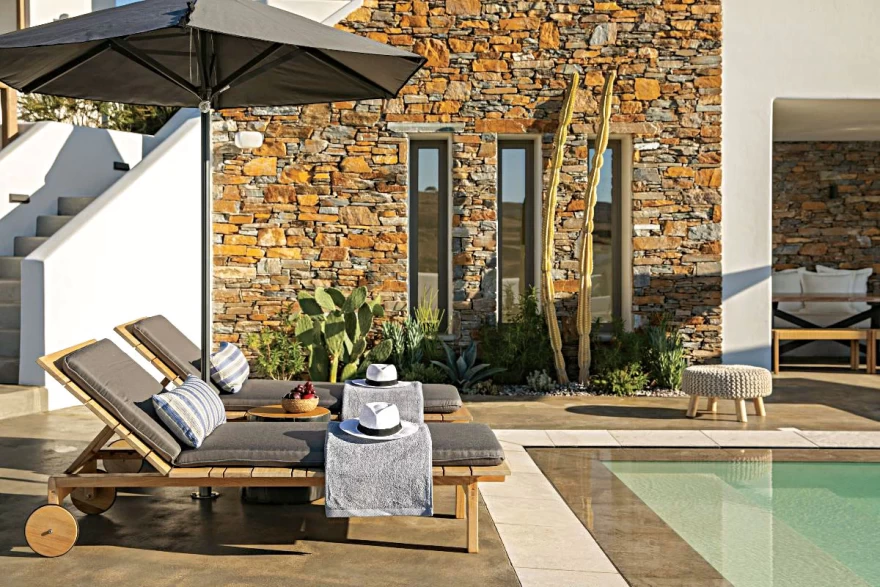 ξαπλώστρες πισίνα Chora Hythnos Suites 