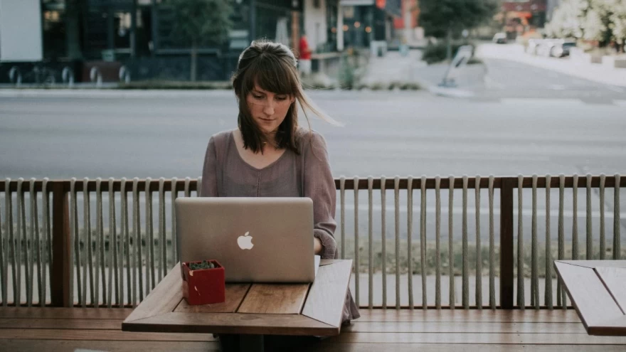 γυναίκα δουλεύει στο laptop