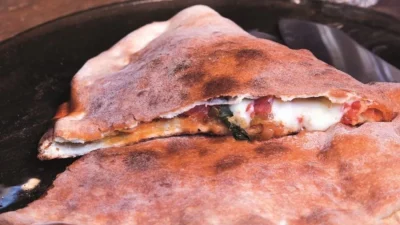 Πικάντινο καλτσόνε με σαλάμι και λιωμένα τυριά - Ότι πρέπει για ένα γρήγορο σνακ
