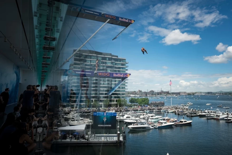 Το Red Bull Cliff Diving World Series κλείνει τα «100»: Μετά τη Λίμνη Βουλιαγμένη έρχεται η σειρά της Βοστώνης!