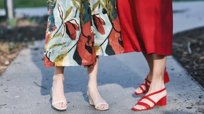 Το καλοκαιρινό outfit της πιο ενημερωμένης fashionista περιλαμβάνει μόνο αυτήν τη φούστα