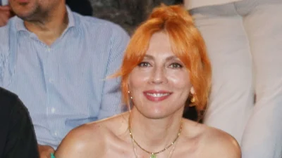 Σμαράγδα Καρύδη: Αρετουσάριστες φωτογραφίες της από την παραλία - ''Κόβει'' την ανάσα με μικροσκοπικό μπικίνι