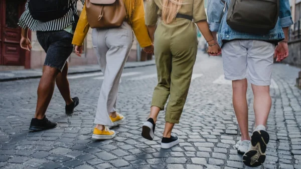 Zara: 5 άνετα παντελόνια που θα φορέσουμε στον καύσωνα - Μέχρι 29,95 ευρώ