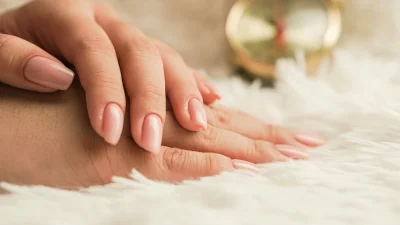 Cherry Blossom Nails: Η τάση του καλοκαιριού που επέλεξε η Hailey Bieber