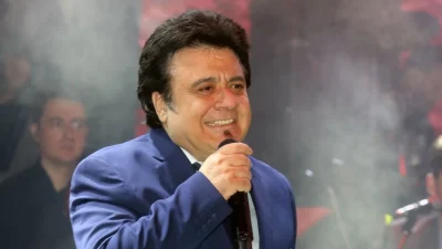 Ατύχημα για τον Βασίλη Τερλέγκα - Έπεσε από τη σκηνή που τραγουδούσε (Βίντεο)