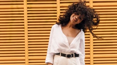 Αυτό το top από τα Zara ξεπουλάει - Κοστίζει 9,99 ευρώ και πάει με όλα, αναβαθμίζοντας το στυλ σου