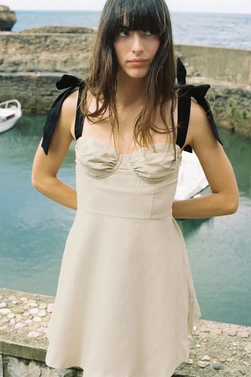 φόρεμα με φιόγκους μπεζ μίνι zara