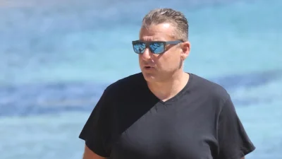 Γιώργος Λιάγκας: Στο εξοχικό του στην Τήνο που έχει πισίνα και θέα θάλασσα - Βίντεο από τις βουτιές του