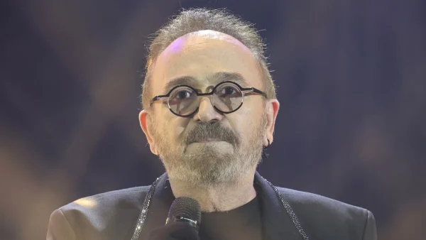 Ο Σταμάτης Γονίδης σε πίστα νυχτερινού κέντρου